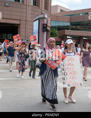 MINNEAPOLIS, MN/USA - 30. JUNI 2018: Nicht identifizierte Personen die Teilnahme an den Familien gehören zusammen. Stockfoto