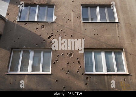 Wohnhaus noch Pockennarbig von Granatsplittern aus der Belagerung von Sarajewo 1992-96. Ulica La Benevolencija, Sarajevo, Bosnien und Herzegowina. Stockfoto