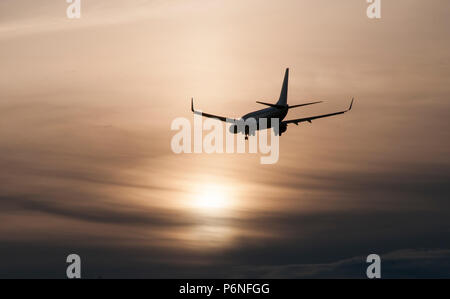 737 über den endgültigen Sonnenuntergang Ansatz zur Yvr mit weichen Sonnenuntergang als Hintergrund Stockfoto