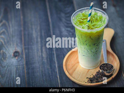 Eis Matcha Grüntee, cool und gesundes Getränk im Sommer. Stockfoto