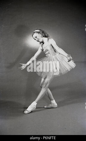 1950er Jahre, Ballerina, junge Mädchen in ihrem Kostüm üben ihr Ballett oder Tanzeinlagen. Stockfoto