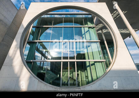 Berlin, Deutschland - Juni 2018: Regierung Gebäude Exterieur, moderne Architektur des Marie Elisabeth Lueders Haus in Berlin, Deutschland Stockfoto