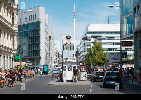 Berlin, Deutschland - Juni 2018: der Checkpoint Charlie, einem ehemaligen Grenzübergang in Berlin, Deutschland Stockfoto