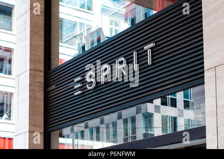 Berlin, Deutschland - Juni 2018: Esprit Logo auf store Aussen/shop Fassade in Berlin, Deutschland Stockfoto