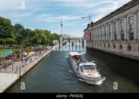 Berlin, Deutschland - Juni 2018: Touristische Bootsfahrt auf der Spree in Berlin Mitte in der Nähe der Museumsinsel und monbijupark Beach Cafe Stockfoto