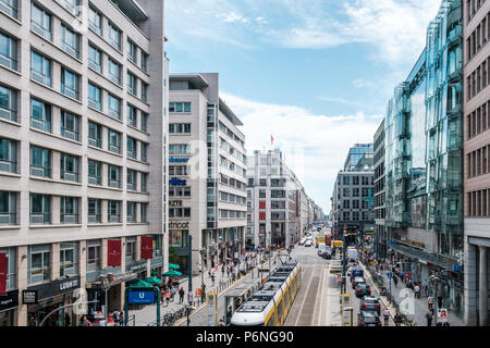 Berlin, Deutschland - Juni 2018: belebte Einkaufsviertel/Straße, Landschaft in der Friedrichstraße an sonnigen Sommertag in Berlin, Deutschland Stockfoto