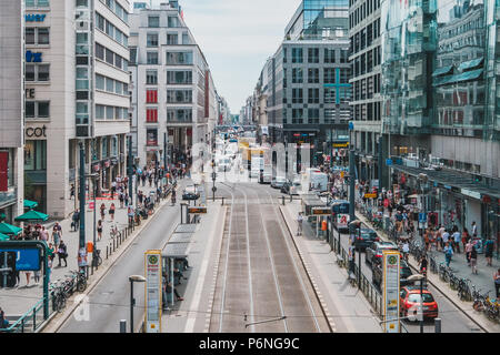 Berlin, Deutschland - Juni 2018: belebte Einkaufsviertel/Straße, Landschaft in der Friedrichstraße an sonnigen Sommertag in Berlin, Deutschland Stockfoto