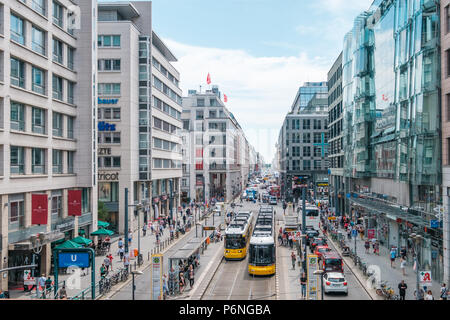 Berlin, Deutschland - Juni 2018: Shopping Bereich/belebten Straße in der Friedrichstraße an sonnigen Sommertag in Berlin, Deutschland Stockfoto