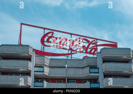 Berlin, Deutschland - Juni 2018: Der Coca Cola logo Werbung Neonlicht Buchstaben auf dem Dach des Gebäudes in Berlin, Deutschland Stockfoto