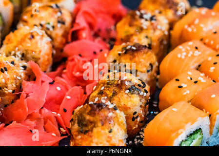 Japanisches sushi Rollen und Ingwer in der Nähe Stockfoto