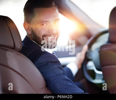 Unternehmer sitzen am Steuer eines Autos, und wenn man die Kamera Stockfoto