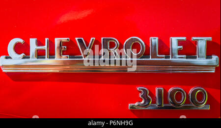 Flache Tiefenschärfe Detailansicht der Kotflügel auf dem Typenschild auf der 1950er Chevrolet 3100 Pickup Truck. Stockfoto