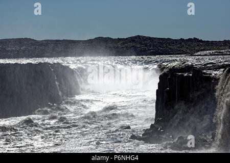 Europas grösster Wasserfall Dettifoss auf Jokulsa eine Fjollum River Island Polargebiete. Touristen auf dem Weg zum Wasserfall Dettifoss in Vatnajökull National Stockfoto