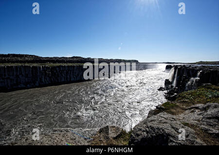 Europas grösster Wasserfall Dettifoss auf Jokulsa eine Fjollum River Island Polargebiete. Touristen auf dem Weg zum Wasserfall Dettifoss in Vatnajökull National Stockfoto