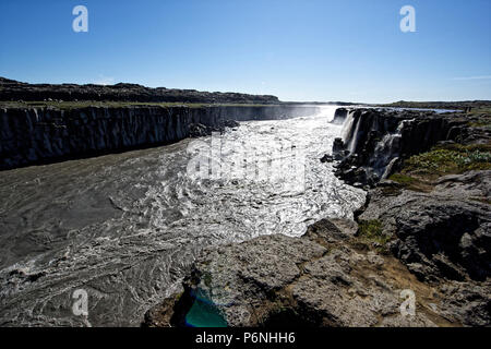 Europas grösster Wasserfall Dettifoss auf Jokulsa eine Fjollum River Island Polargebiete. Touristen auf dem Weg zum Wasserfall Dettifoss in Vatnajökull National Stockfoto