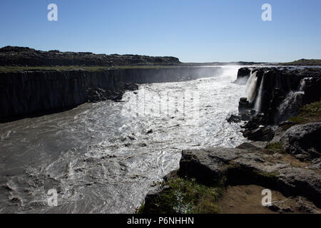 Europas grösster Wasserfall Dettifoss auf Jokulsa eine Fjollum River Island Polargebiete. Touristen auf dem Weg zum Wasserfall Dettifoss in Vatnajökull National Stockfoto