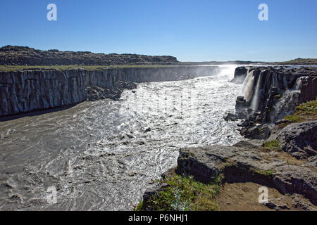 Europas grösster Wasserfall Dettifoss auf Jokulsa eine Fjollum River Island Polargebiete. Touristen auf dem Weg zum Wasserfall Dettifoss in Vatnajökull National Stockfoto