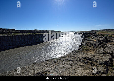 Europas grösster Wasserfall Dettifoss auf Jokulsa eine Fjollum River Island Polargebiete. Touristen auf dem Weg zum Wasserfall Dettifoss in Vatnajökull National Stockfoto