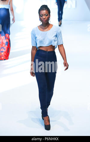 London, UK, August 2014, Fyyfe präsentiert ihre neue Kollektion in Afrika Fashion Week London 2014. Mariusz Goslicki/Alamy Stockfoto