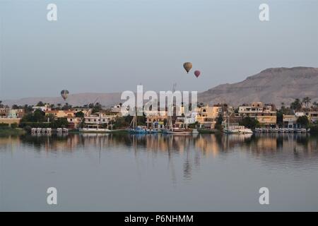 Ruhige Szene und am frühen Morgen Heißluftballons über den Nil, Ägypten Stockfoto