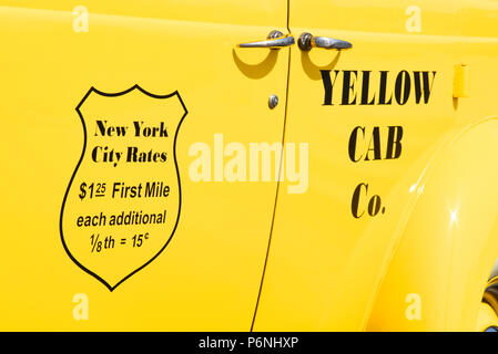 New York Yellow Cab Co. Oldtimer Taxistand. Klassischer Taxiwagen zu historischen Preisen. Hellgelb Stockfoto