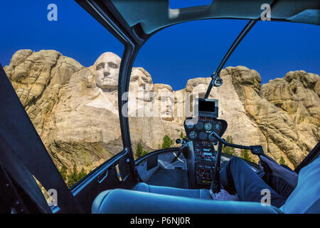 Hubschrauber Innenraum fliegen am Mount Rushmore National Memorial der Vereinigten Staaten von Amerika in South Dakota. Uns historische Präsidenten: Washington, Jefferson, Roosevelt und Lincoln. NP Rundflug. Stockfoto