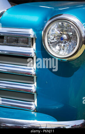 Flache Tiefenschärfe Detailansicht der Scheinwerfer und Kühlergrill Details auf einem Chevrolet Pickup Truck 1951. Stockfoto