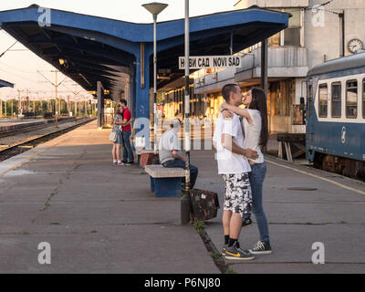 NOVI SAD, Serbien - 30. MAI 2015, 2015: Zwei Paare von weissen kaukasischen Männern und Frauen küssen in Novi Sad Bahnhof warten auf den Zug, der wi Stockfoto