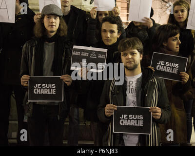 Belgrad, SERBIEN - Januar 10, 2015: Junge Menschen mit 'Je suis Charlie' Zeichen während einer Demonstration zum 7. Januar Angriffe zu gedenken Aga Stockfoto