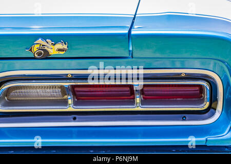 Flache Tiefenschärfe Detailansicht der Kofferraumdeckel Abzeichen und Rücklicht Details auf 1969 Dodge Super Bee. Stockfoto