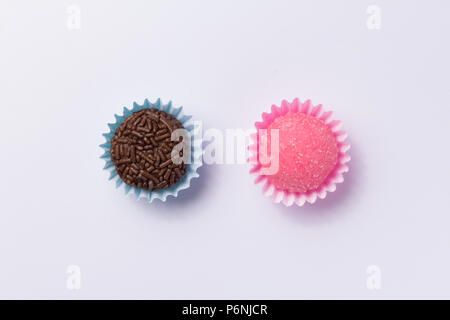 Handgemachte brasilianische Spezialitäten: Brigadeiro und Bicho de Pe. In den Kindergeburtstag. Flach Design der Süßigkeit, die Kugel. Makro Nahaufnahme. Stockfoto