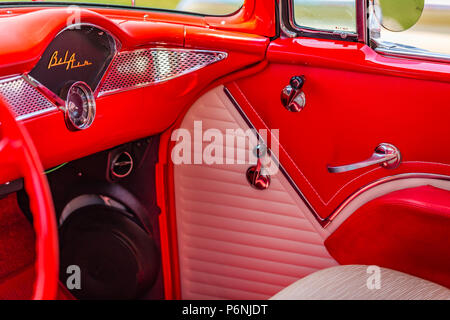 Flache Tiefenschärfe Nahaufnahme des Fahrgastraums Details auf einer 1955 Chevrolet BelAir. Stockfoto