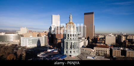 Blauer Himmel und kalte frische Temperaturen gibt es an einem Wintertag in Denver Colorado Stockfoto