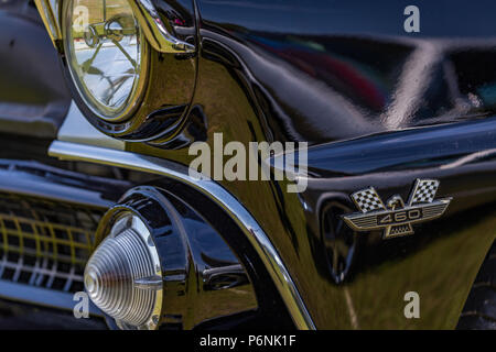 Flache Tiefenschärfe Nahaufnahme der vorderen Ende auf einem 1955 Ford Fairlane Crown Victoria. Stockfoto