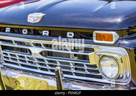 Flache Tiefenschärfe Nahaufnahme der vorderen Ende auf einem 1966 Ford F100 Pickup Truck. Stockfoto