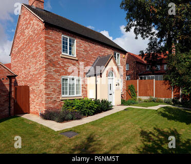 Neu erbautes Haus im traditionellen englischen Landhausstil, erbaut in rotem Ziegel, Leicestershire, England, Großbritannien. Stockfoto