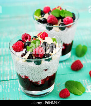 Detox und gesunden superfoods Frühstück in der Schüssel. Vegan Mandelmilch Chia Samen Pudding mit Himbeeren, Brombeeren und Minze. Stockfoto
