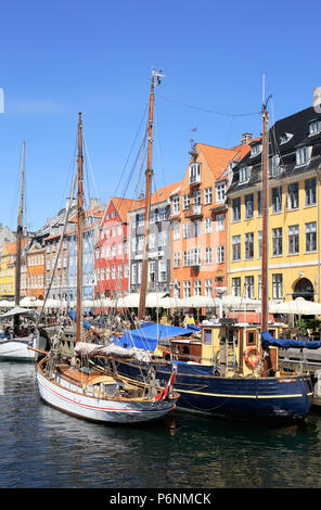 Kopenhagen, Dänemark - 27 Juni, 2018: Blick auf den Nyhavn mit nautischen Schiffe im Vordergrund. Stockfoto