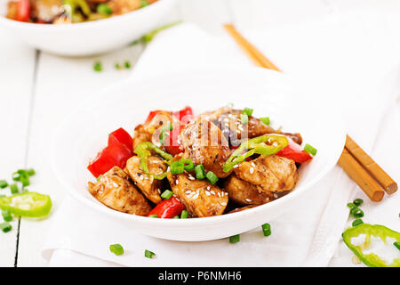 Hausgemachte Kung Pao Huhn mit Paprika und Gemüse. Chinesisches Essen. Unter Rühren braten. Stockfoto