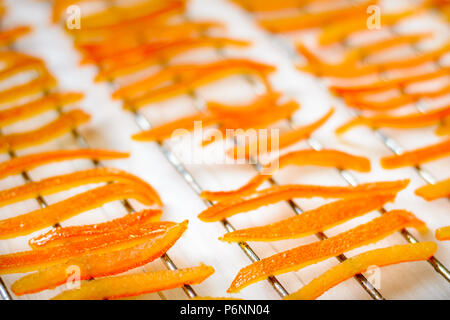 Stücke von Orange Peel auf einem Grill getrocknet. Kandierte Zitrusfrüchte Stockfoto