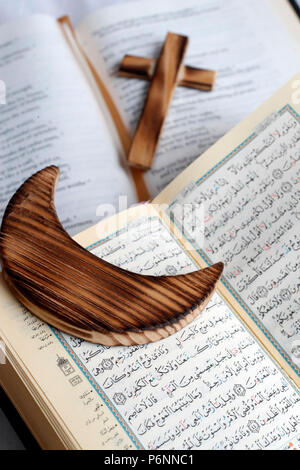 Christentum, Islam 2 monotheistischen Religionen. Bibel, Koran, Kreuz und Halbmond: Interreligiöses Symbole. Stockfoto