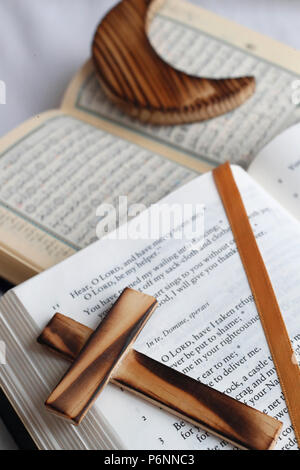 Christentum, Islam 2 monotheistischen Religionen. Bibel, Koran, Kreuz und Halbmond: Interreligiöses Symbole. Stockfoto