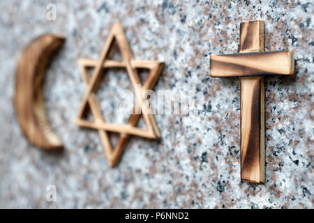 Christentum, Islam, Judentum, monotheistischen Religionen. Jüdische Stern, Kreuz und Halbmond: Interreligiöses Symbole. Stockfoto