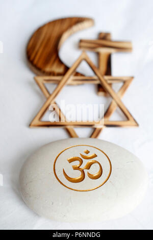 Christentum, Islam, Judentum, Buddhismus. Om, jüdischen Stern, Kreuz und Halbmond: Interreligiöses Symbole. Stockfoto