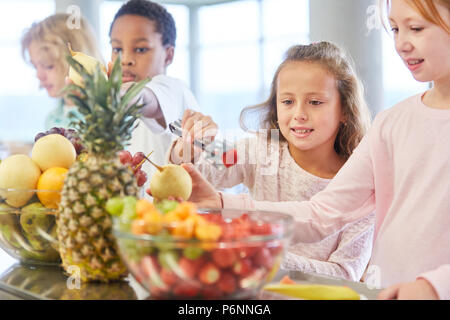 Kinder in der Kantine Cafeteria im Kindergarten oder in der Volksschule Abholung Obst Stockfoto