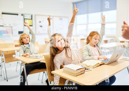 Fleißige Schüler nehmen am Unterricht in der Grundschule computer Klasse Stockfoto