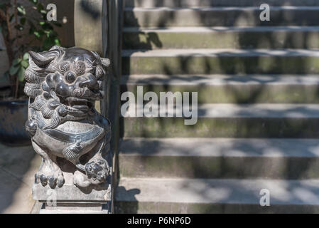 Lion Statue und Treppen in BaoLunSi Tempel Chongqing, China Stockfoto