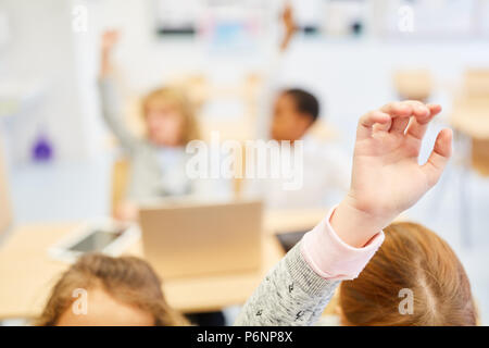 Die Studenten beteiligen sich aktiv in der Grundschule Lehren und Studieren Sie eifrig Stockfoto