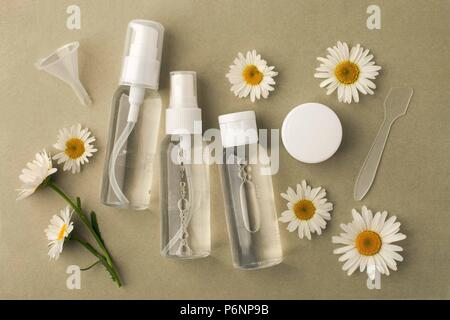 Hausgemachte spa Kosmetik mit kamillenblüten Öl. Leeres Etikett für mock Branding, natürlichen, organischen Schönheit Produktkonzept. Stockfoto