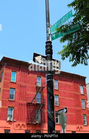 NEW YORK, NY - 30. Juni: Die richtige Art und Weise an der Ecke Lexington Avenue und Stuyvesant Straße in Bedford-Stuyvesant, wo Spike Lee's acclai Stockfoto